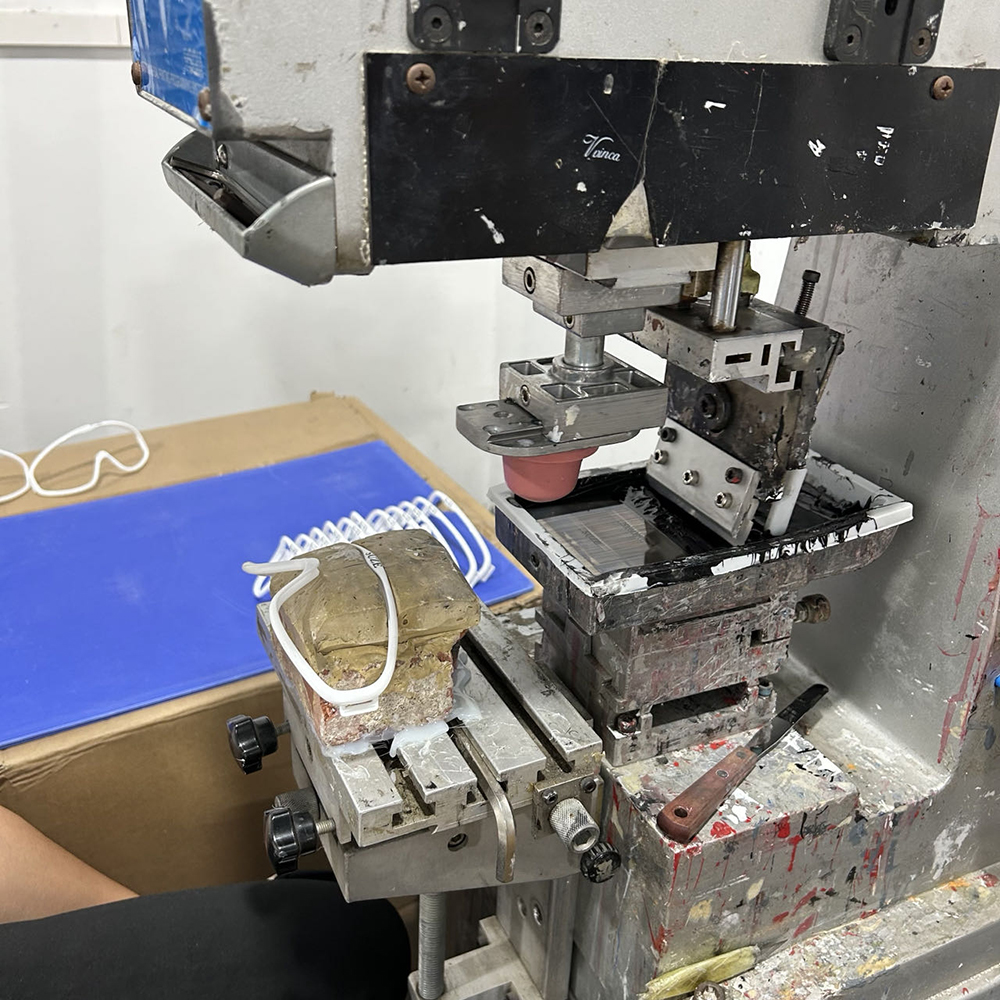 printing logo in the swimming goggles