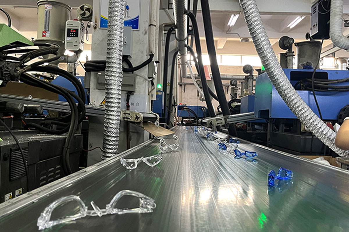 China swimming goggles factory